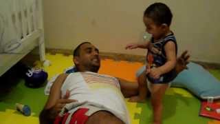 PAI E FILHO BRINCANDO