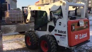 Загрузка погрузчиком Bobcat S650 паллет с кирпичом весом 1300 кг на прицеп
