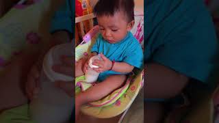 baby drink milk from mom