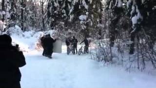Девушки в купальниках бегают по снегу