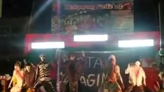 Funny Halloween Dancer: Kid drop his diaper (Show must goes on)