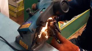 Станок для заточки цепи SADKO SCS-85 в работе