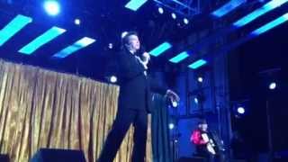 Steve Waddington singing "That's Amore"