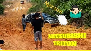 Triton GLS 4x4 Offroad melewati tanjakan berlumpur
