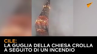 Cile: la guglia della chiesa crolla a seguito di un incendio