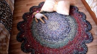 Вязаный круглый коврик из остатков пряжи