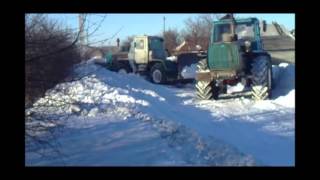Трактор Т-150К против сугроба снега
