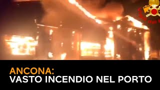 Ancona, vasto incendio nel porto