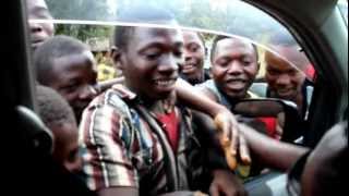 Diamond-Aliposimamishwa na mashabiki akitokea Masasi kuelekea Mtwara