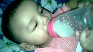 Baby Hafiz Belajar Pegang Botol Susu