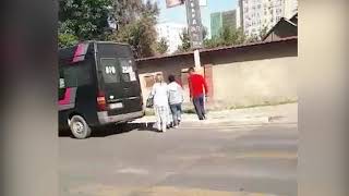 Выборы 2020: На участке 1004 в Бишкеке людей увозят на маршрутке после голосования