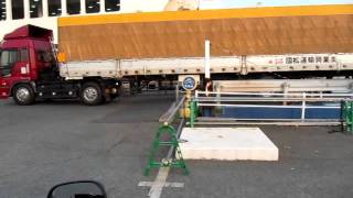 トレーラー　直線バック　お仕事拝見♪　 船積み１