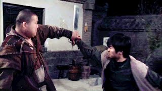 游擊隊長被日軍追捕，躲在村民家中避難，卻遇到土匪打劫，瞬間出手將其暴碾！