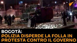 Bogotà: polizia disperde la folla in protesta contro il governo