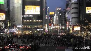 渋谷駅前スクランブル交差点を渡る人々
