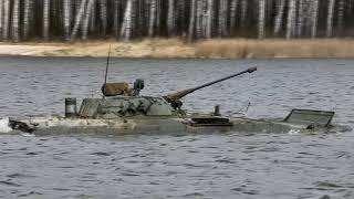 Преодоление водной преграды и стрельба из ПТРК «Фагот» на учении с экипажами БМП-2 в Подмосковье