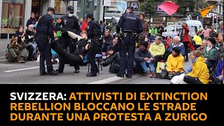 Svizzera: attivisti di Extinction Rebellion bloccano le strade durante una protesta a Zurigo