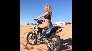 Ragazza che prova partenza con moto da cross sulla sabbia.