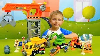 Рабочие машинки с краном для детей. Играем с Даником в строителей и строим гараж для машин