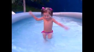 Дети купаются в бассейне.  Игры в воде. Children swimming in the pool. Water games.