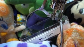 Winning an iPod Touch From the CLAW MACHINE!