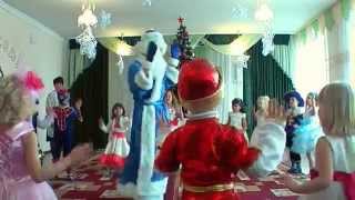 Танец деда мороза с детьми 2015г. в детском саду