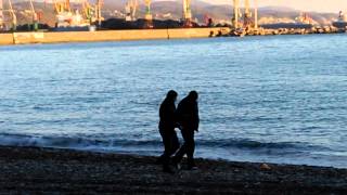 Девушка в Черном море 3 ноября 2014 года в Туапсе, плыла около 30 минут