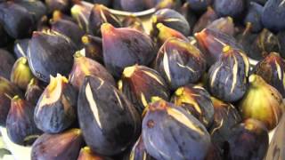 Raw fresh figs from the street of California