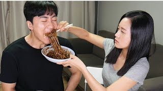 韩国姐姐给贪吃的弟弟猛灌炸酱面，究竟对弟弟有什么深仇大恨