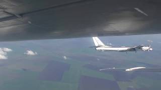 Отработка полетов строем экипажами Ту-95МС в Саратовской области