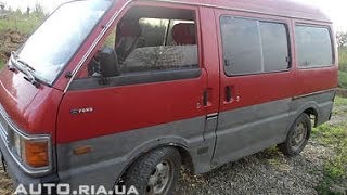 Воздушный фильтр двигателя на автомобиле.