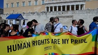 ΛΟΑΤ διαδηλωτές απομακρύνονται ενώ φιλιούνται μπροστά στη Βουλή