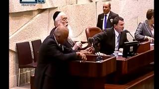 MK Meir Porush Handcuffs Himself to Knesset Podium