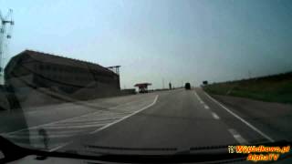 Groźne zderzenie samochodu osobowego i busa na autostradzie