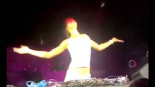 DJ BEAUTY , Amazing dancing , amazing track, amazing girl . wonderfull performance. LIVE !!