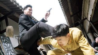 國軍隊長中了日軍長官奸計，被他壓在身下！好在日軍長官只有一個人！趁他不注意要他的命