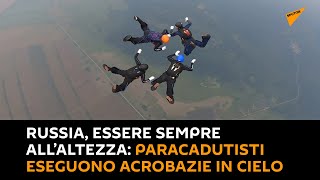 Russia, essere sempre all’altezza: paracadutisti eseguono acrobazie in cielo