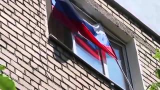 Бабка жгет, вывесила флаг РФ в центре Киева!