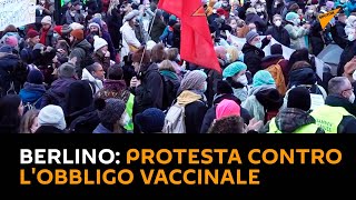 Berlino: in centinaia protestano contro il vaccino obbligatorio per gli operatori sanitari