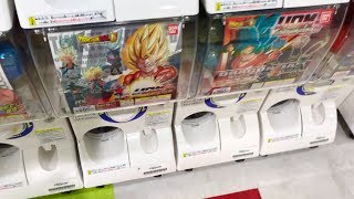 Playing Gashapon / Capsule Toys in Tokyo Station【4K】