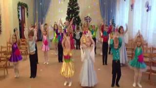 Вход в зал на новогодний праздник (средняя группа) д/с №306 Одесса