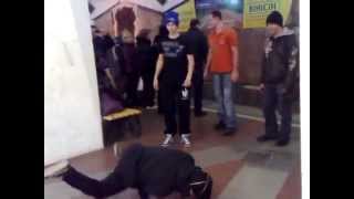 группа "TURBO" (танцы в метро)