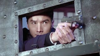 中國隊長夜間潛入日軍化學基地，安放炸藥成功將其炸毀，最後坐著防彈車逃之夭夭！