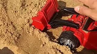 Бульдозер грузит песок в самосвал. Монстр-трак в пещере. A bulldozer loads sand into a dump truck. M