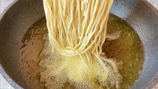 【小穎美食】把麵條放進滾燙的油鍋中，瞬間變美食，吃一次就忘不了，太香了