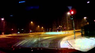 Polizei fährt ohne Sondersignal über Rote Ampel?