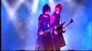 Mana sama playing guitar with schwarz Stein music