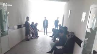 Қувасойда шифокорлар кўча тозалаш ишида, беморлар навбат кутишмоқда