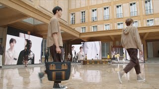 Une mode solaire et optimiste chez Hermès malgré la pluie !
