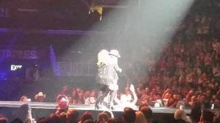 SHANIA SINGS WITH A YOUNG FAN..AUG 20TH..STAPLES C